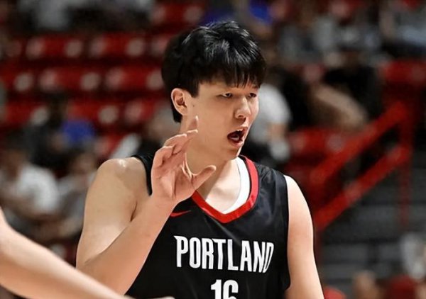 敌手大动作 杨瀚森送解气大帽复兴 10+4+5打成中枢